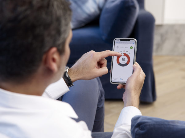 Daikin-Split-Lifestyle-Mobile-Controller-man-heating