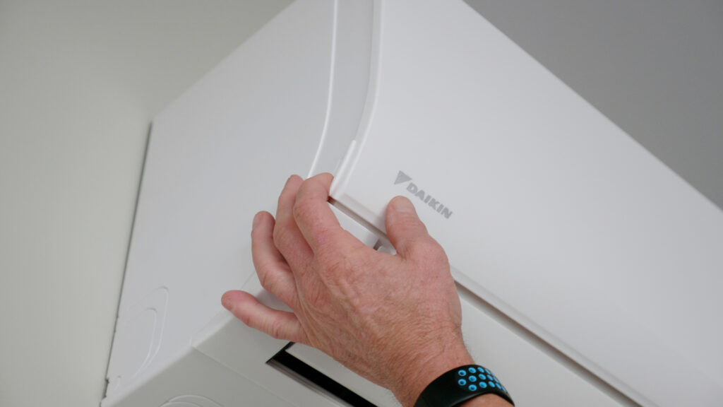 Wall Split Air-conditioning: Access the Filter